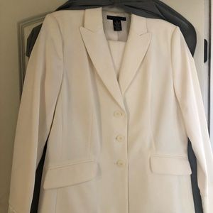 Apostrophe “Stretch” ivory pant suit